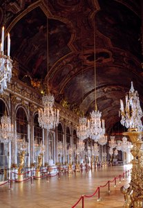 Zicht op de Spiegelzaal in Versailles gerestaureerd, gebouwd in 1678 door Jules-Hardouin Mansart door Jules Hardouin Mansart