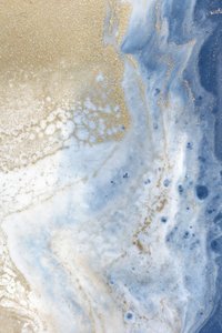 De wervelende blauwe en gouden patronen doen denken aan een kosmisch landschap door Julia Contacessi