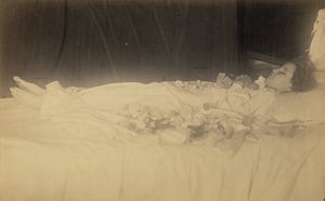 [Studie van een dood kind]. door Julia Margaret Cameron