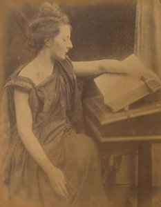 [Vrouw in gewaden leest een boek], 1870 door Julia Margaret Cameron