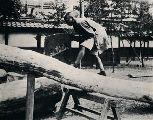 Zagen en schaven worden gedaan met een trekkende in plaats van een drijvende beweging, ca. 1900, 1921 door Julian Leonard Street