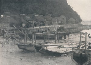 Tai-no-ura - Kleine huisjes op een zandrand met vissersboten, ca. 1900, 1921