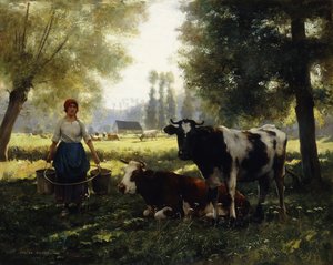 Een melkmeid met haar koeien op een zomerdag