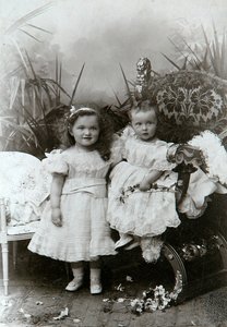 Grootvorstinnen Olga Nikolaevna en Tatiana Nikolaievna van Rusland, eind 19e eeuw door K. von Hahn