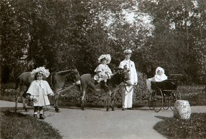 Grootvorstinnen Olga, Tatiana en Maria van Rusland, Tsarskoye Selo, Rusland, ca. 1899-1900 door K. von Hahn
