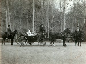 Tsaar Nicolaas II van Rusland met zijn familie in het park van Tsarskoye Selo, Rusland, 1900s
