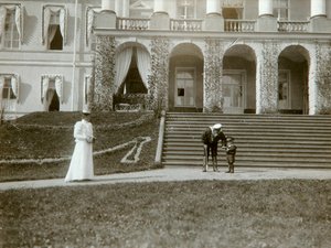 Tsarina Alexandra Fjodorovna met Tsarevitsj Alexei van Rusland, ca. 1907-1910 door K. von Hahn