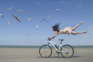 Flying Woman strandfiets door Karim Aboukelela