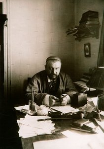Alexander Koepin, Russische auteur, aan zijn bureau, Gatsjina, Rusland, begin 20e eeuw door Karl Karlovich Bulla