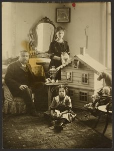 Alexander Kuprin [beroemde Russische schrijver] met zijn familie