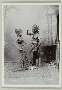 Studio portret van twee Javaanse dansers in traditionele kleding en make up door Kassian Cephas
