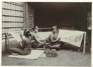 Drie Javaanse vrouwen in sarong maken batik patronen op stof door Kassian Cephas