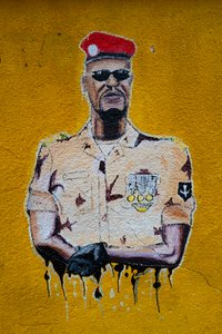 Straatkunstportret van Mamadi Doumbouya, Conakry, 2019 door Alec Hunter