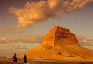 Oude Koninkrijk van Egypte; Piramide van koning Snefru; circa 2575 v.Chr.; Maidum; Egypte, trappiramide