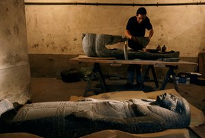 Fragmenten van de basis van de sarcofaag van Senqed is gereconstrueerd, Nieuwe Koninkrijk