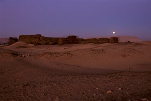 Volle maan ondergang over Shunet van Khasekhemuy, Abydos, Egypte