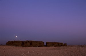 Volle maan ondergang over Shunet van Khasekhemuy, Abydos, Egypte