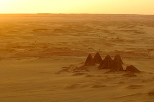 Gebel Barkal, Tempelcomplex, Farao Taharka, Mut tempel, B300, Kareima stad, Nijl ri..., 2007 (foto) door Kenneth Garrett