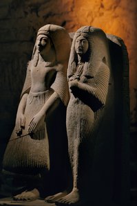 Dubbel kalkstenen beeld van een priester genaamd Amenemipet en zijn vrouw, Nieuwe Koninkrijk, 2002 door Kenneth Garrett