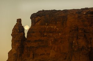 Maanondergang en zonsopgang, Tempel van Taharka, Ram Poort, Gebel Barkal, Tempelcomplex, Farao Taharka, 2007 (foto)