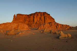 Maanondergang en zonsopgang, Tempel van Taharka, Ram Poort, Gebel Barkal, Tempelcomplex, Farao Taharka, 2007 (foto)