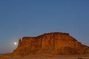 Maanondergang en zonsopgang, Tempel van Taharka, Ram Poort, Gebel Barkal, Tempelcomplex, Farao..., 2007 (foto)