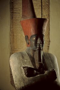 Geschilderd zandstenen standbeeld van farao Nebhepetre Mentuhotep II met rode kroon van Neder-Egypte door Kenneth Garrett