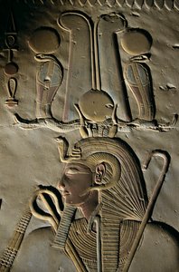 Reliëf van Seti I Tempel in Abydos, Egypte, Abydos; houtsnede; figuur; Seti; god; kroon..., 2005 (foto) door Kenneth Garrett