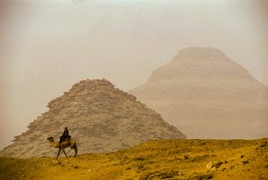 Saqqara; Teti-piramide; 6e Dynastie; Djoser-piramide (op de achtergrond); Egypte