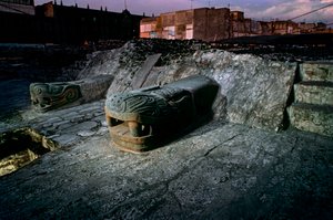 Slangenreplica op Grote Tempel, Tenochtitlan, Templo Mayor, Azteeks, Mexico, Mexico-Stad door Kenneth Garrett