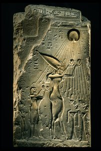 Stele toont Achnaton, Nefertiti en dochter met handen opgeheven naar god Aten, Amarna, 2009