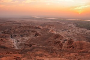 Zonsopgang boven de Vallei der Koningen, Gezien vanaf de top van el-Qurn, 2003 door Kenneth Garrett