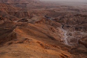 Zonsopgang boven de Vallei der Koningen, Gezien vanaf de top van el-Qurn door Kenneth Garrett
