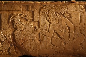 Tempel 21 troonbank, houtsnede van koning Akhal Mo Nab, Palenque, Mexico, 2005 (foto) door Kenneth Garrett