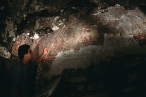 William Saturno inspecteert muurschildering; San Bartolo; Guatemala; Maya, 2002 (foto)