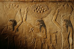 Vrouwen die brood, vogel, geit en producten dragen, graf van Tiye, Egypte; Oude Rijk; Saqqa... door Kenneth Garrett