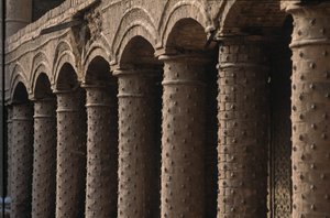 Caravanserai, oude Joodse handelspost, Davidster op zuilen, Herat, 2004 door Kenneth Garrett