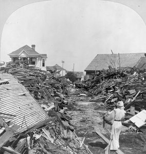 Een doorgang door het puin, Noord op 19th Street, Galveston door Keystone View Company
