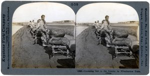Zout naar het binnenland vervoeren met kruiwagenkaravaan, China, 1906 door Keystone View Company