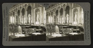 Galerij der Spiegel, toont tafel waar vredesverdrag werd ondertekend, Versailles door Keystone View Company
