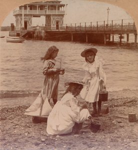 Spelen op het strand, ca. 1900 door Keystone View Company