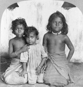 Portret van drie jonge Singalese meisjes, ca. 1905 (zwart-wit foto) door Keystone View Company