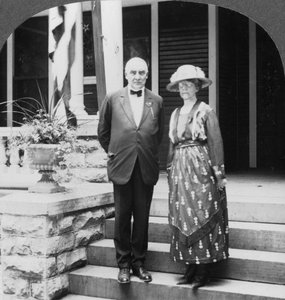 President en mevrouw Harding bij hun huis, Marion, Illinois, VS, c1921-c1923 door Keystone View Company