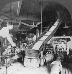 Suikerbietpulp en sap die van tank naar tank stromen, Montreal, Canada, begin 20e eeuw