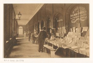 Boekenkraam van Aäron Eliazer van Kollem in de Oudemanhuispoort door Knackstedt and Näther