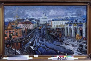 Straat in een provinciestad. Stedelijk landschap, beschrijving van de straat die naar de kerk leidt, tijdens het vroege voorjaar, de onverharde straat met winkels is bezaaid met smeltende sneeuw, die plassen en modderpoelen vormt