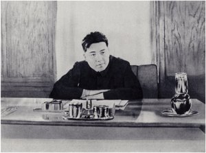 Kameraad Kim Il-sung in zijn kantoor bij de Volksraad van Noord-Korea door Korean Photographer