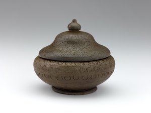 Cineraire urn met ingedrukte decoratie, late 7e eeuw