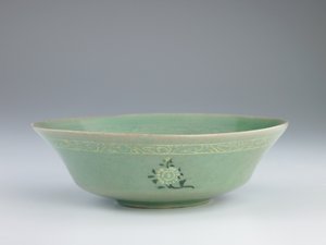 Schaal met mal-geperste en ingelegde decoratie, late 12e-midden 13e eeuw door Korean School