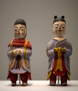 Beeldjes in sjamaankostuum. Polychrome houten beeldjes, Koreaanse kunst